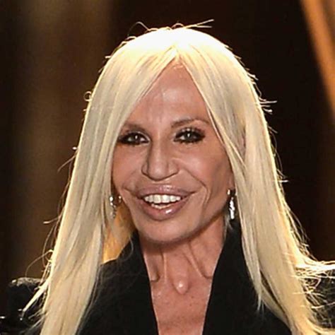 nuovo viso per donatella versace|Donatella Versace oggi: a 69 anni, la biografia della stilista.